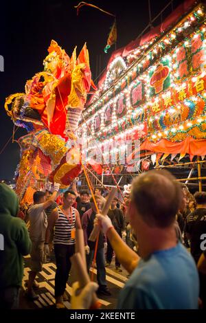 Un villageois soutient l'énorme effigie du Roi fantôme dans la rue de Kam Tin la nuit pendant le festival décennal Da JIU, Hong Kong, 2015 Banque D'Images