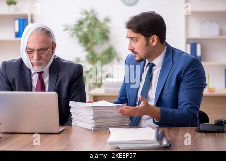 Un vieil homme d'affaires souffre de maux de dents au bureau Banque D'Images