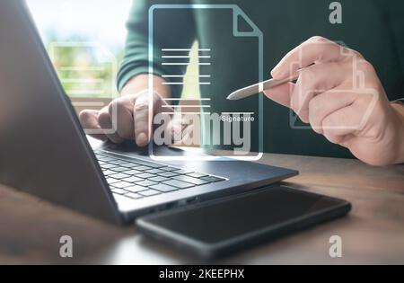 Signature électronique. Les gens d'affaires signent des documents électroniques sur des documents numériques, bureau sans papier, signature de contrats d'affaires futurs. Technologie, Banque D'Images