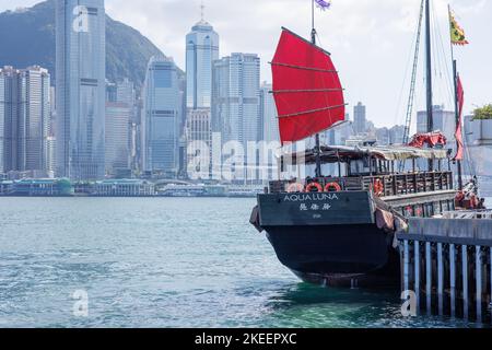 Une traversée en bateau à risque Aqua Luna près du port Victoria sur l'île de Hong Kong Banque D'Images