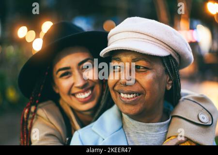 Mère africaine et fille s'amusant ensemble en hiver en plein air - foyer principal sur l'œil droit de maman Banque D'Images