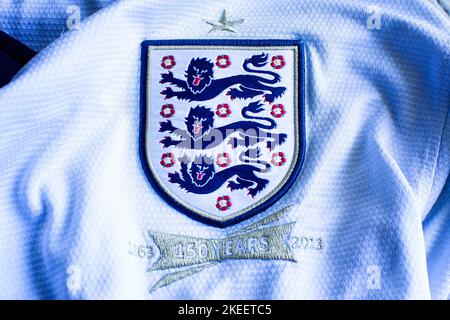 Emblème de l'Association de football pour le 150th anniversaire de l'Angleterre '1863/2013' cousu sur le maillot national de football. Les armoiries représentent les trois litres Banque D'Images