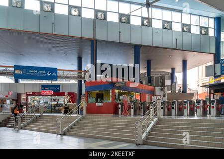 Kuala Lumpur, Malaisie -29 octobre,2022 : vue panoramique de la gare LRT Masjid Jamek, les gens peuvent explorer autour de lui. Banque D'Images