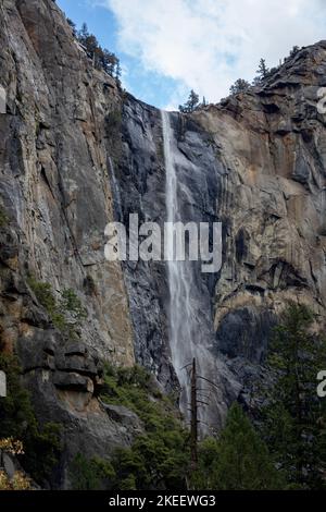 Chute d'eau des rochers gris élevés dans le parc national de Yosemeti, Californie, États-Unis Banque D'Images