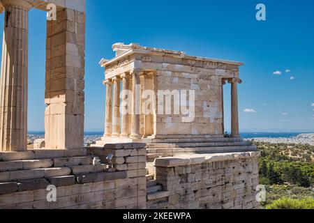 Vue sur le temple Athena Nike sur l'Acropole d'Athènes Banque D'Images