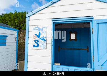Cabane de plage bleue et blanche avec signe de numéro peint sur le mur Southwold Suffolk 2022 Banque D'Images