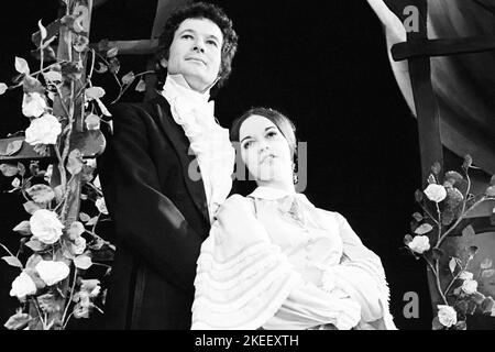 John Watts (Arthur Gower), Gemma Craven (Rose Trelawny) à TRELAWNY à Sadler’s Wells, Londres EC1 27/06/1972 basé sur la pièce «Trelawny of the Wells» de Sir Arthur Wing Pinero Music & Lyrics: Julian Slide book: Aubrey Woods design: Alexander McPherson Lighting: Jeremy Golden chorégraphy: Bob Stevenson réalisateur: Val May Banque D'Images