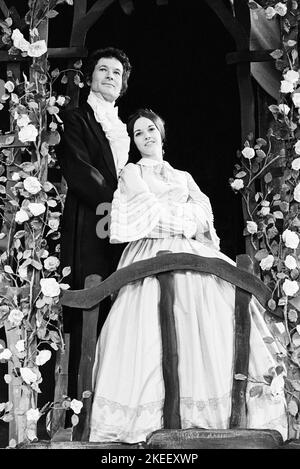 John Watts (Arthur Gower), Gemma Craven (Rose Trelawny) à TRELAWNY à Sadler’s Wells, Londres EC1 27/06/1972 basé sur la pièce «Trelawny of the Wells» de Sir Arthur Wing Pinero Music & Lyrics: Julian Slide book: Aubrey Woods design: Alexander McPherson Lighting: Jeremy Golden chorégraphy: Bob Stevenson réalisateur: Val May Banque D'Images