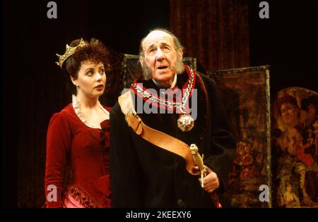 Sarah Brightman (Rose Trelawny), Michael Hoorgn (Sir William Gower) à TRELAWNY DES PUITS par Arthur Wing Pinero au Comedy Theatre, Londres SW1 07/12/1992 musique: Donald Fraser design: Paul Edwards éclairage: Jenny Cane chorégraphie: Geraldine Stephenson réalisateur: Toby Robertson Banque D'Images