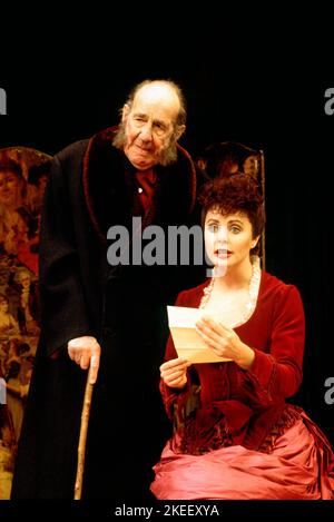 Michael Hoorgn (Sir William Gower), Sarah Brightman (Rose Trelawny) à TRELAWNY DES PUITS par Arthur Wing Pinero au Comedy Theatre, Londres SW1 07/12/1992 musique: Donald Fraser design: Paul Edwards éclairage: Jenny Cane chorégraphie: Geraldine Stephenson réalisateur: Toby Robertson Banque D'Images