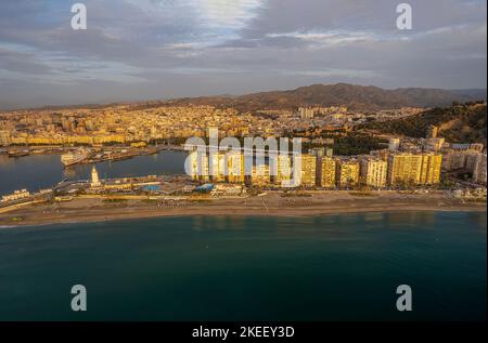 Le drone vue aérienne de la plage de Malagueta au lever du soleil à Malaga, Espagne. Banque D'Images