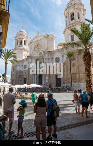 Touristes marchant sur la Plaza de la Catedral en face de la Catedral de Cadix. Cadix, province d'Andalousie, Espagne. Banque D'Images