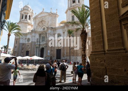 Touristes marchant sur la Plaza de la Catedral en face de la Catedral de Cadix. Cadix, province d'Andalousie, Espagne. Banque D'Images