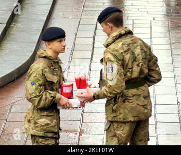 Glasgow, Écosse, Royaume-Uni 12th novembre 2022. Vendeurs de coquelicots sur le style Mile of Scotland, Buchanan Street a vu des cadets en vigueur. Crédit Gerard Ferry/Alay Live News Banque D'Images