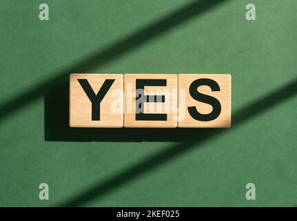 Oui mot sur les cubes de bois, concept de signe d'approbation. Banque D'Images