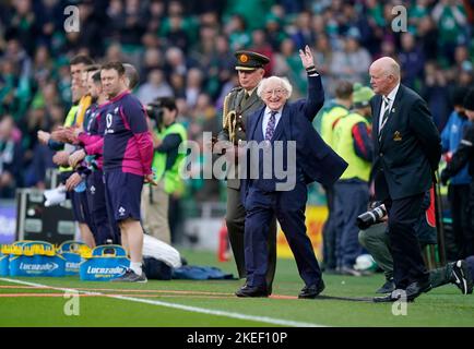 Michael D. Higgins, président de l'Irlande, se promène devant la foule en se promenant sur le terrain avant le match international d'automne au stade Aviva de Dublin, en Irlande. Date de la photo: Samedi 12 novembre 2022. Banque D'Images