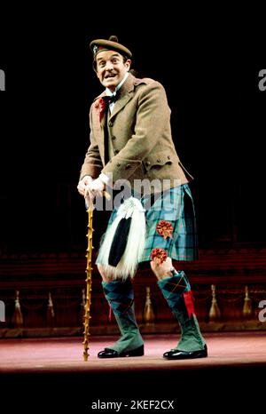 Jimmy Logan (Harry Lauder) dans LAUDER! Au MacRobert Arts Centre, Stirling, Écosse 06/09/1976 conçu et créé par Jimmy Logan Set design: Martin Johns costumes: Priscilla Truett Lighting: Andrew Bridge mise en scène musicale: Irving Davies réalisateur: Clive Perry Banque D'Images