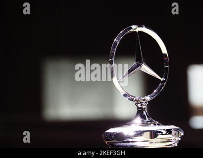 Stuttgart, Allemagne. 28th octobre 2022. Logo Mercedes sur la capuche de 1937 Mercedes-Benz 770 ''grosse Mercedes'' au musée Mercedes-Benz. (Credit image: © Igor Golovniov/SOPA Images via ZUMA Press Wire) Banque D'Images