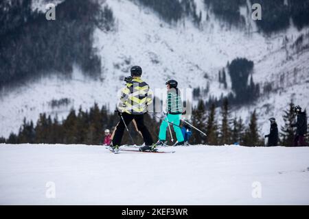 Slovaquie, Jasna - 4 février 2022: Hiver vue montagne ski station pistes personnes ski et snowboard Banque D'Images