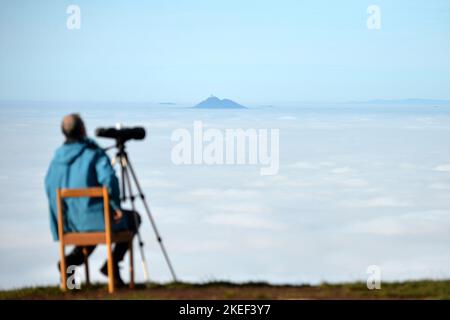 Kozakov, République tchèque. 12th novembre 2022. On peut observer une inversion de température à Kozakov, dans le paradis de Bohême, en République tchèque. En raison de l'inversion atmosphérique (températures plus élevées en altitude), les touristes peuvent voir plus de 70 kilomètres de la montagne Kozakov. Une haute pression stable provoque un temps froid et brumeux dans les basses terres et un temps ensoleillé dans les montagnes. (Credit image: © Slavek Ruta/ZUMA Press Wire) Credit: ZUMA Press, Inc./Alamy Live News Banque D'Images