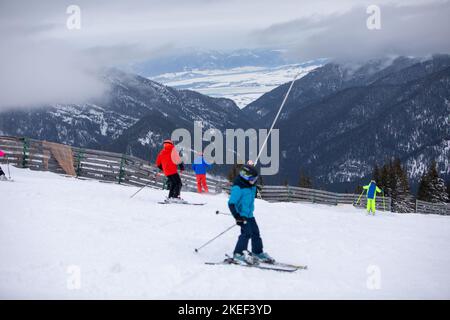 Slovaquie, Jasna - 4 février 2022 : les skieurs mangent sur le sommet de la pente Banque D'Images