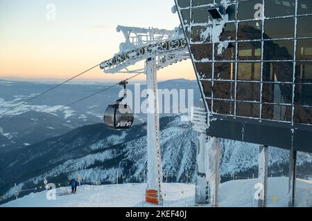 Jasna, Slovaquie - 3 février 2022: Station de ski de haut niveau Banque D'Images