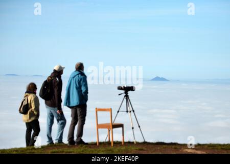 Kozakov, République tchèque. 12th novembre 2022. On peut observer une inversion de température à Kozakov, dans le paradis de Bohême, en République tchèque. En raison de l'inversion atmosphérique (températures plus élevées en altitude), les touristes peuvent voir plus de 70 kilomètres de la montagne Kozakov. Une haute pression stable provoque un temps froid et brumeux dans les basses terres et un temps ensoleillé dans les montagnes. (Credit image: © Slavek Ruta/ZUMA Press Wire) Credit: ZUMA Press, Inc./Alamy Live News Banque D'Images