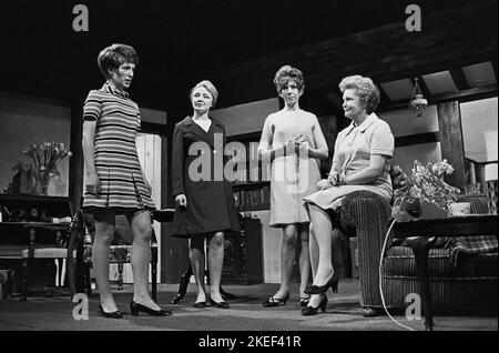 A droite : Joyce Heron (Mme Dale) à LA MAISON AVEC LES DALES au Ashcroft Theatre, Croydon, Angleterre 03/1970 une production Cameron Mackintosh Banque D'Images