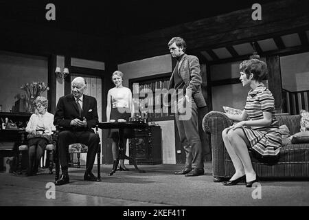 À LA MAISON AVEC LES DALES au Ashcroft Theatre, Croydon, Angleterre 03/1970 une production Cameron Mackintosh Banque D'Images