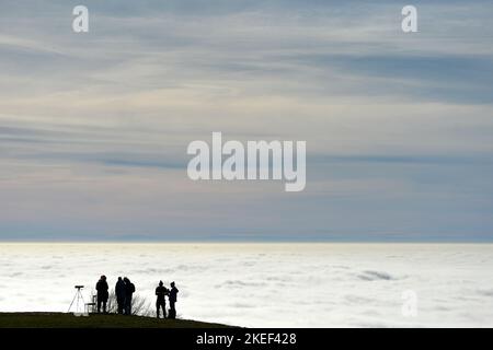 Kozakov, République tchèque. 12th novembre 2022. On peut observer une inversion de température à Kozakov, dans le paradis de Bohême, en République tchèque. En raison de l'inversion atmosphérique (températures plus élevées en altitude), les touristes peuvent voir plus de 70 kilomètres de la montagne Kozakov. Une haute pression stable provoque un temps froid et brumeux dans les basses terres et un temps ensoleillé dans les montagnes. (Credit image: © Slavek Ruta/ZUMA Press Wire) Credit: ZUMA Press, Inc./Alamy Live News Banque D'Images