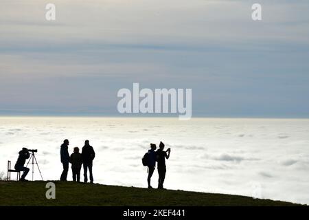 Kozakov, République tchèque. 12th novembre 2022. On peut observer une inversion de température à Kozakov, dans le paradis de Bohême, en République tchèque. En raison de l'inversion atmosphérique (températures plus élevées en altitude), les touristes peuvent voir plus de 70 kilomètres de la montagne Kozakov. Une haute pression stable provoque un temps froid et brumeux dans les basses terres et un temps ensoleillé dans les montagnes. (Credit image: © Slavek Ruta/ZUMA Press Wire) Credit: ZUMA Press, Inc./Alamy Live News Banque D'Images