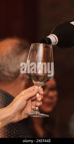 Nous ouvrons une bouteille de vin pour une grande amitié avec les amateurs de vin Banque D'Images