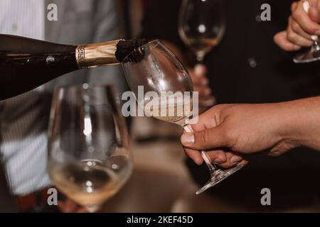 Nous ouvrons une bouteille de vin pour une grande amitié avec les amateurs de vin Banque D'Images