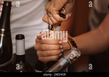 Nous ouvrons une bouteille de vin pour une grande amitié avec les amateurs de vin Banque D'Images