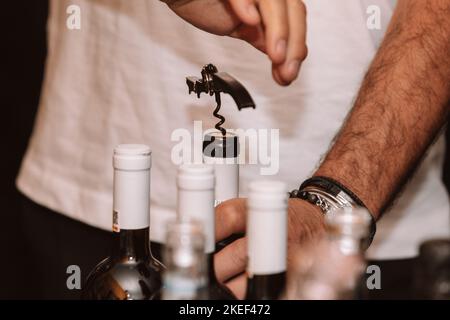 Nous ouvrons une bouteille de vin pour une grande amitié avec les amateurs de vin Banque D'Images