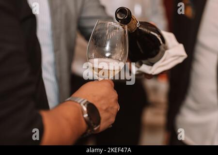 Nous ouvrons une bouteille de vin pour une grande amitié avec les amateurs de vin Banque D'Images