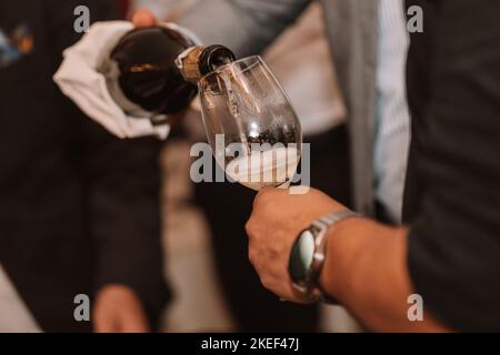 Nous ouvrons une bouteille de vin pour une grande amitié avec les amateurs de vin Banque D'Images