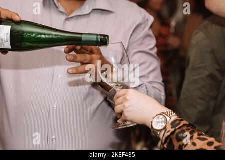 Nous ouvrons une bouteille de vin pour une grande amitié avec les amateurs de vin Banque D'Images