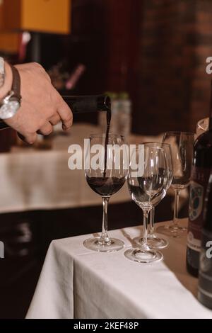 Nous ouvrons une bouteille de vin pour une grande amitié avec les amateurs de vin Banque D'Images