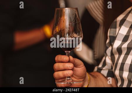 Nous ouvrons une bouteille de vin pour une grande amitié avec les amateurs de vin Banque D'Images