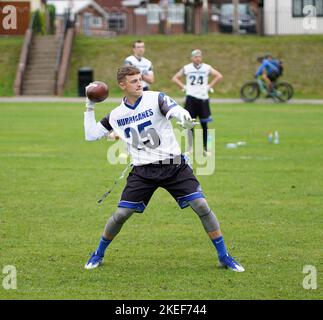 Drapeau des quarterbacks de football qui lancent la balle Banque D'Images