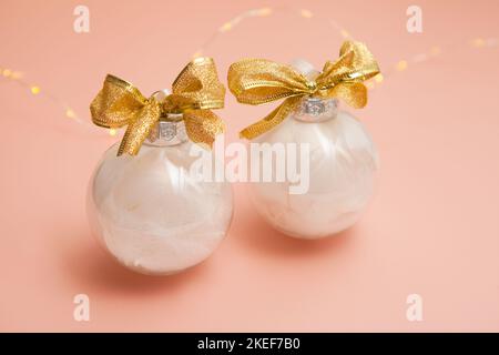 boules de noël-ensemble moderne de décorations en verre avec plumes blanches. Perle du nouvel an, rose, or Banque D'Images