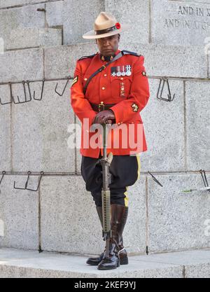 Halifax, Canada. 11 novembre 2022. Officier de la GRC en uniforme rouge traditionnel garde debout le jour du souvenir lors d'une cérémonie tenue au Ceno de Halifax Banque D'Images