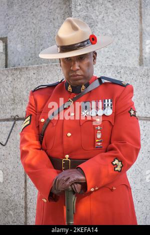 Halifax, Canada. 11 novembre 2022. Officier de la GRC en uniforme rouge traditionnel garde debout le jour du souvenir lors d'une cérémonie tenue au Ceno de Halifax Banque D'Images