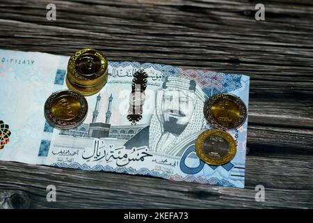 500 SAR cinq cents Riyals d'Arabie Saoudite billet d'argent comptant avec pile de pièces de riyal saoudien 1 et 2 Riyals comprend le roi Salman Bin Abdulaziz Al Saud Banque D'Images