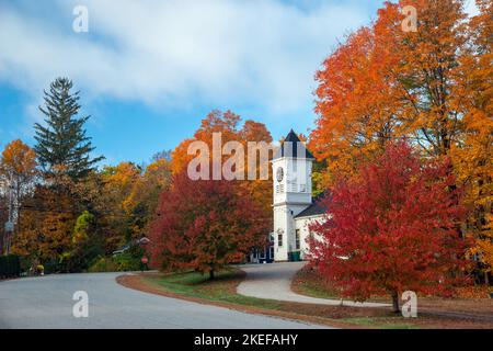 Petite église de ville entourée d'un feuillage d'automne coloré, East Kingston, NH Banque D'Images