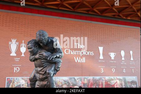 Anfield, Liverpool, Merseyside, Royaume-Uni. 12th novembre 2022. Premier ministre du football, Liverpool contre Southampton; la statue des légendes de Liverpool Bob Paisley et Emlyn Hughes en dehors du Kop Credit: Action plus Sports/Alay Live News Banque D'Images