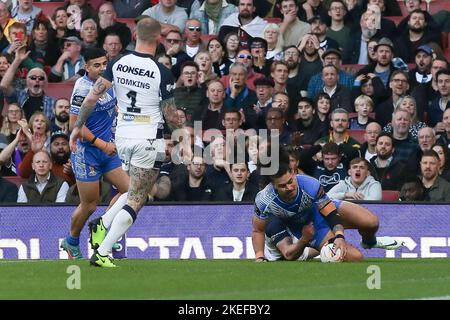 Londres, Royaume-Uni. 12th novembre 2022. Tim Lafai de Samoa a obtenu le score d'ouverture essayer du faire 0-4 lors de la demi-finale de la coupe du monde de rugby à XV 2021 entre Angleterre RL et Samoa RL au stade Emirates, Londres, Angleterre, le 12 novembre 2022. Photo de Ken Sparks. Utilisation éditoriale uniquement, licence requise pour une utilisation commerciale. Aucune utilisation dans les Paris, les jeux ou les publications d'un seul club/ligue/joueur. Crédit : UK Sports pics Ltd/Alay Live News Banque D'Images