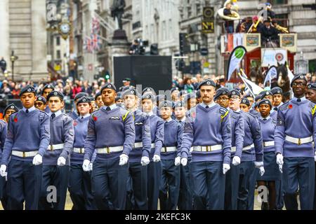 Londres, Royaume-Uni. 12th novembre 2022. Les jeunes cadets marchent passé. Le Seigneur annuel part de Mansion House à travers la ville de Londres, passé la cathédrale Saint-Paul jusqu'aux cours royales de justice et retour. L'alderman Nicholas Lyons passe dans l'autocar d'État d'or et devient le seigneur maire de Londres en 694th dans une bénédiction à la cathédrale Saint-Paul. Credit: Imagetraceur/Alamy Live News Banque D'Images