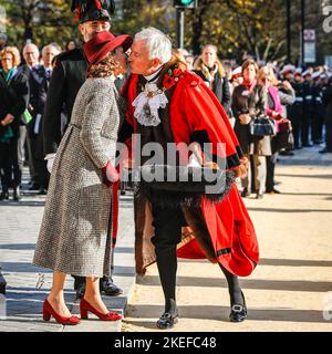 Londres, Royaume-Uni. 12th novembre 2022. L'alderman Nicholas Lyons devient le nouveau seigneur maire dans une bénédiction à Saint-Paul, et embrasse sa femme, la Dame Maroress, après. Le Seigneur annuel part de Mansion House à travers la ville de Londres, passé la cathédrale Saint-Paul jusqu'aux cours royales de justice et retour. L'alderman Nicholas Lyons passe dans l'autocar d'État d'or et devient le seigneur maire de Londres en 694th dans une bénédiction à la cathédrale Saint-Paul. Credit: Imagetraceur/Alamy Live News Banque D'Images